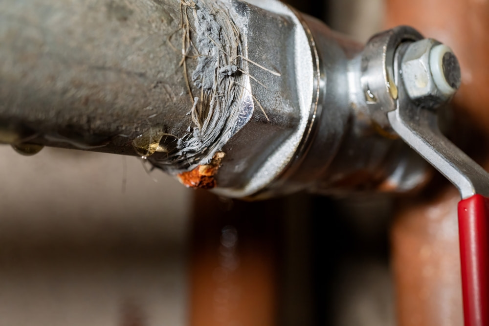 Can a pipe repair clamp fix a leaking joint