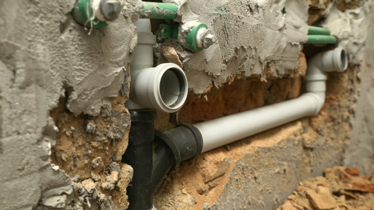 How does a shut-off tool for copper pipes work